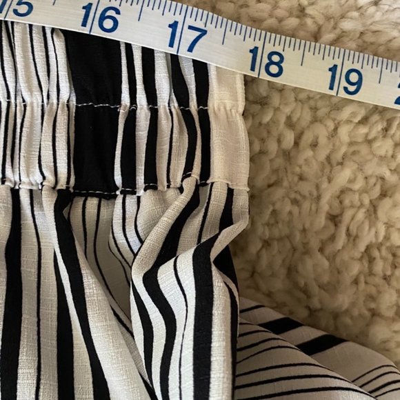 It Girl Black and White Off Shoulder Blouse NWT - Picture 7 of 9